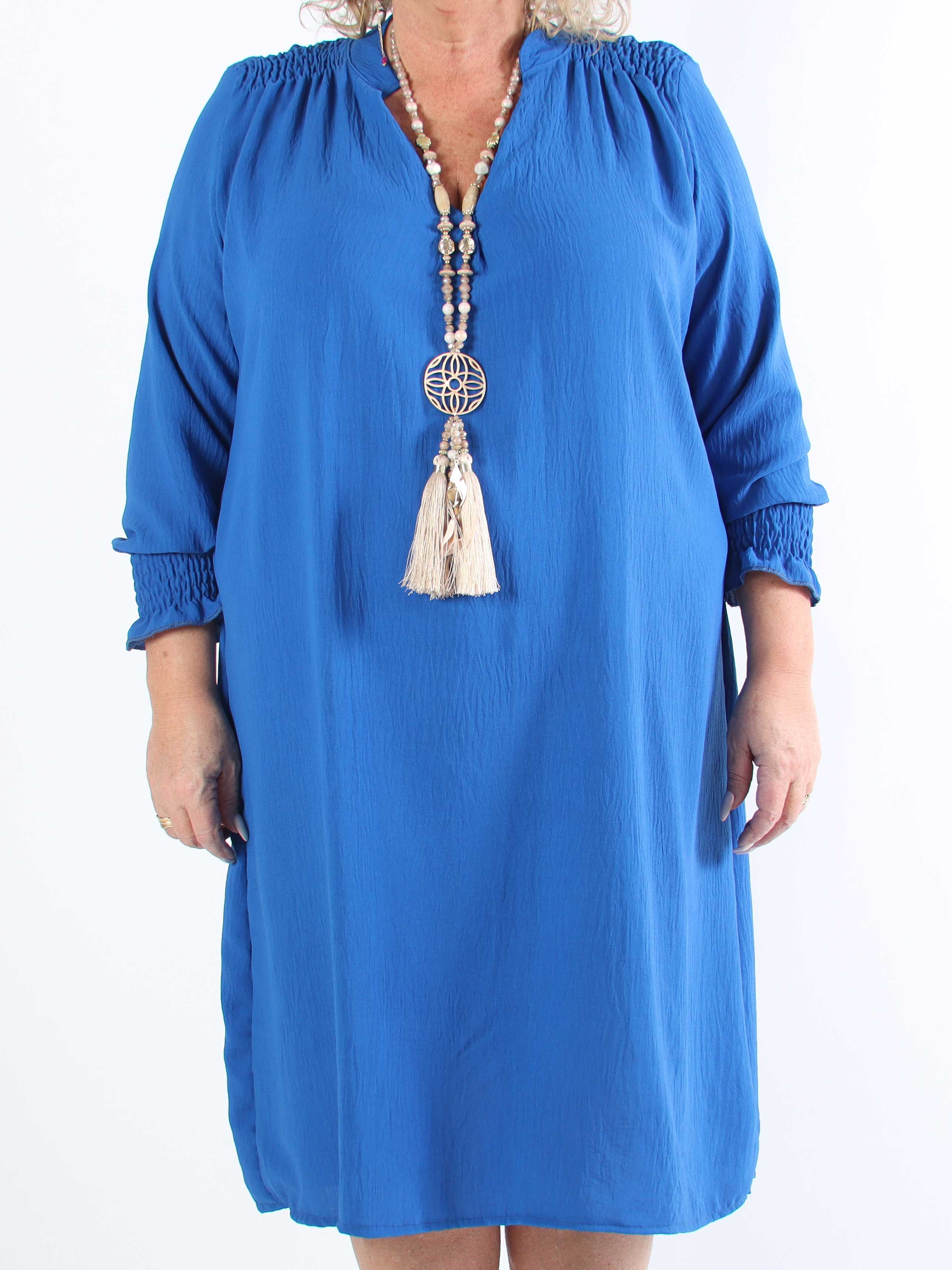 Marisol - Söt plus size-klänning med smock och v-ringning